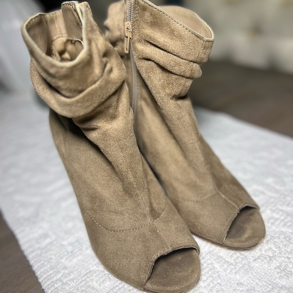 Slouch Peep Toe Bootie - Size 7.5 - Picture 5 of 5